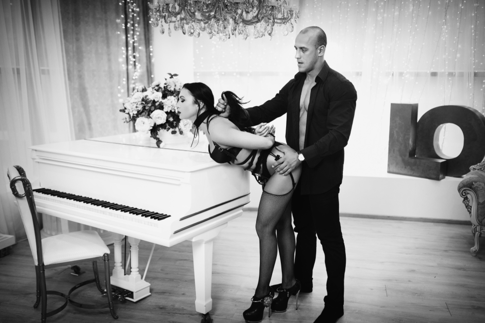Paar neben dem Klavier