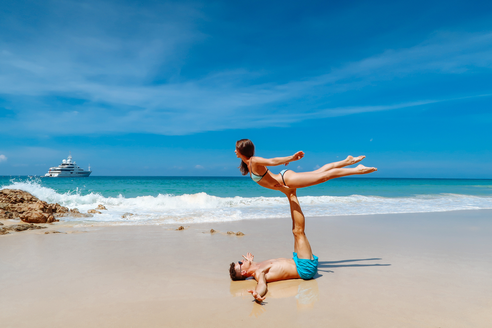 Yoga paar Romantik am Strand